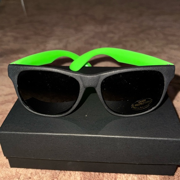 Sunglasses plastic black neon yellow UV400 protection fashion fun glasses unisex - Picture 2 of 9